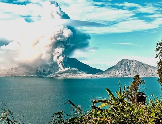 by [RUSTII] on Flickr.Tavurvur Volcano erupting in Rabaul, Papua New Guinea.