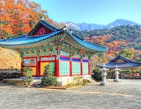 Sinheungsa Temple in Seoraksan National Park, South Korea
