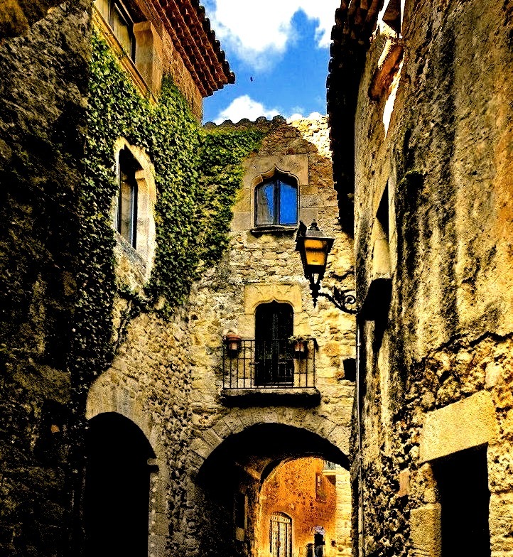 Medieval alleyways of Pals / Spain